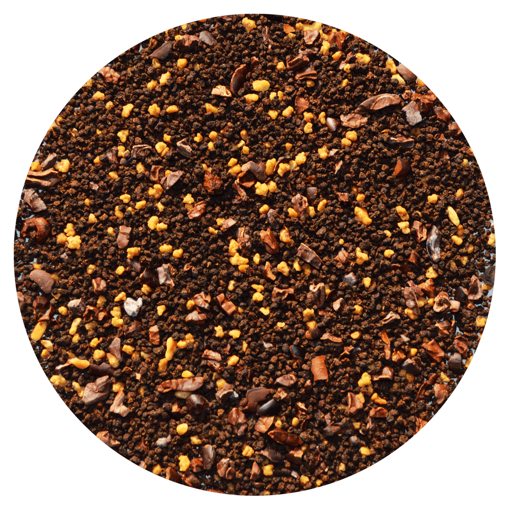 Hochwertiger Assam Tee mit cremigem Nuss-Krokant und Kakaokernbruch